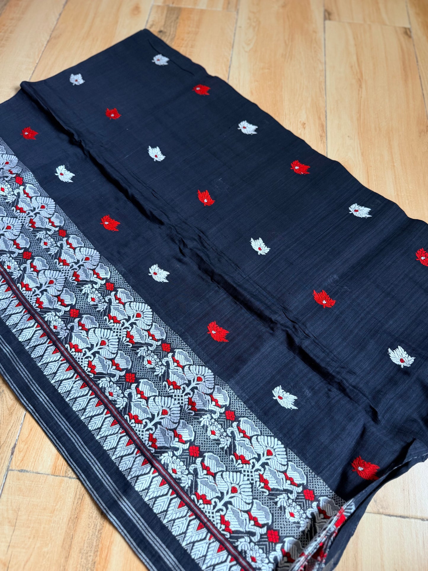 Nooni Cotton Mekhela Sador in Black - Tathal Clothing