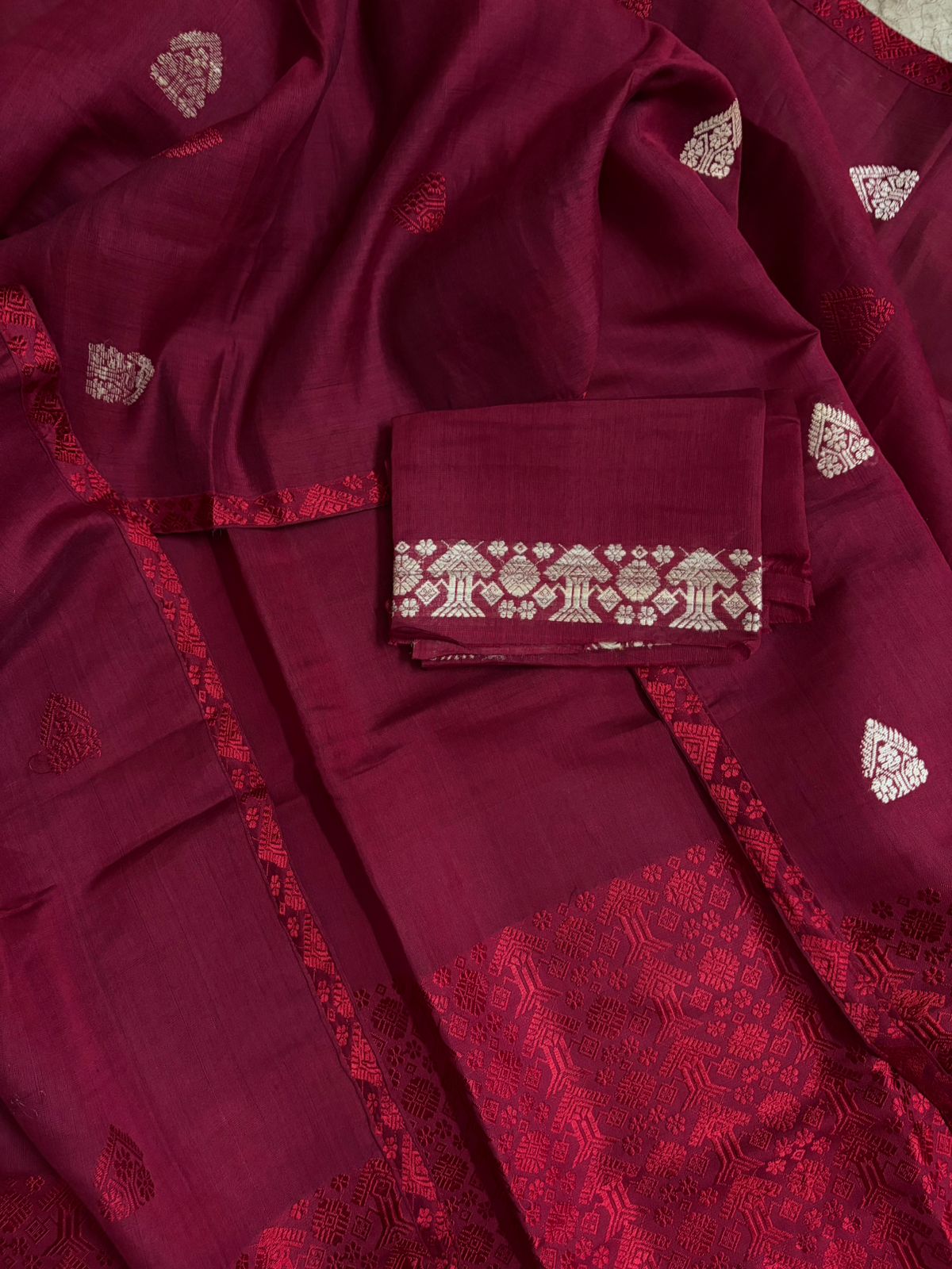 Maroon Kesapaat Cotton Mekhela Sador with Red and Ghisa Thread Work Design – Tathal Clothing