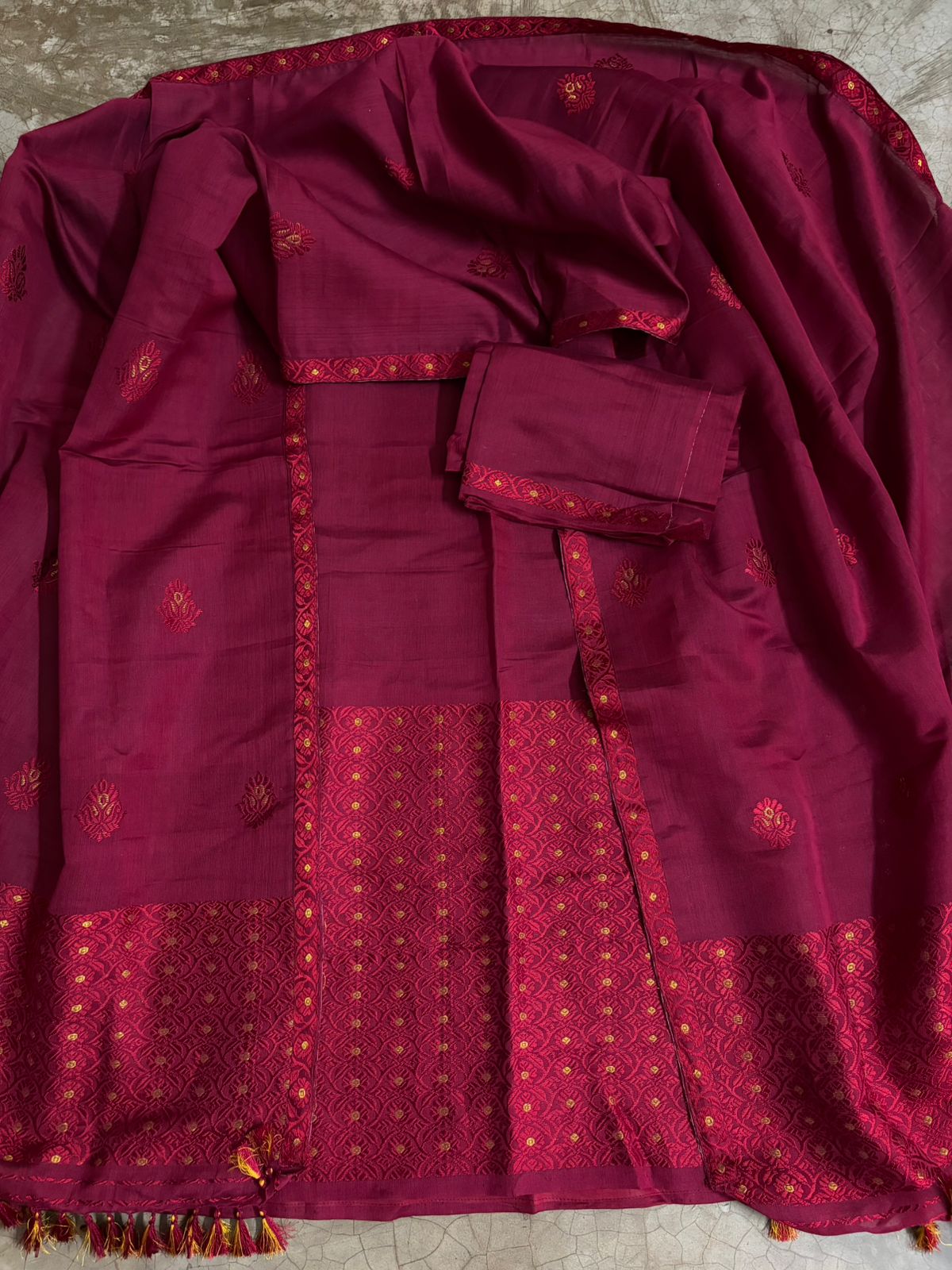 Maroon Kesapaat Cotton Mekhela Sador with Red Thread Work and Golden Guna Minakari Design – Tathal Clothing