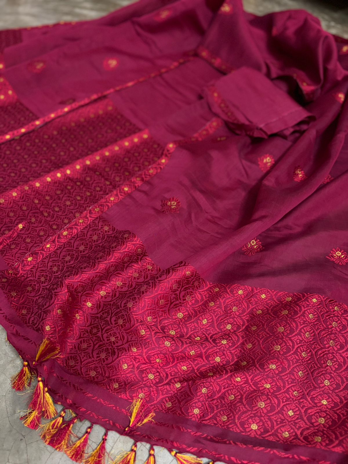 Maroon Kesapaat Cotton Mekhela Sador with Red Thread Work and Golden Guna Minakari Design – Tathal Clothing